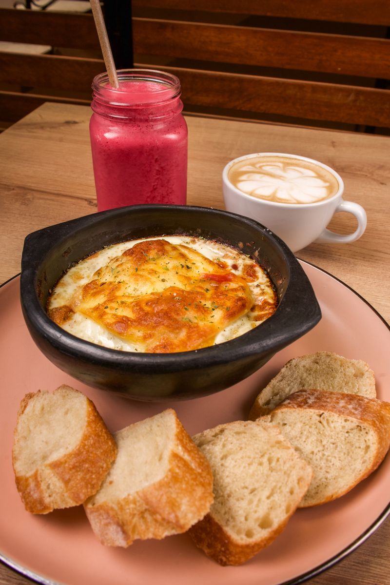 Plato de cafetería con jugo y café