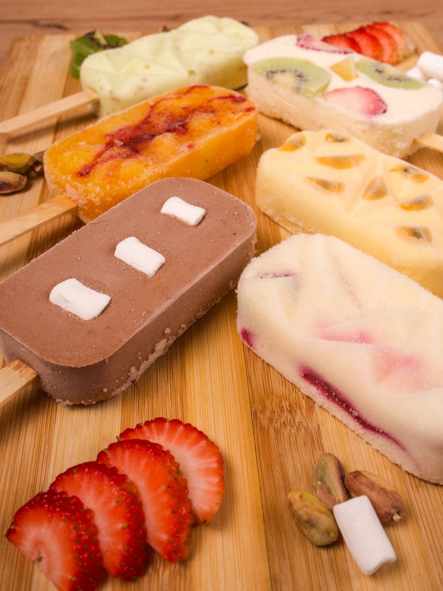 Paletas artesanales con fresas y frutas