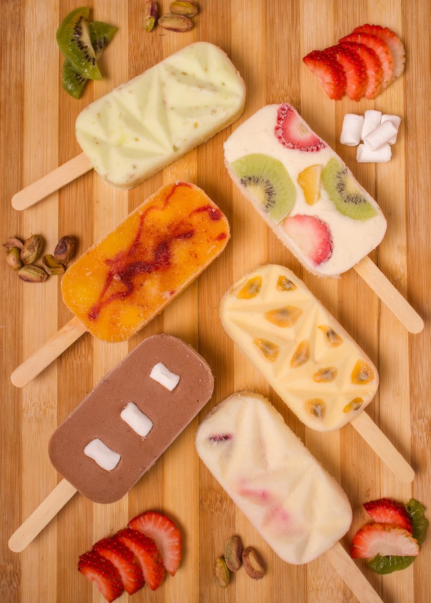 Paletas artesanales Paylú sobre tabla de madera